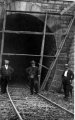 Stavba železničního tunelu u Pekelce 1906. U dolního portálu stojí učitel František ?, děkan Hvězda a řídící učitel Josef Král